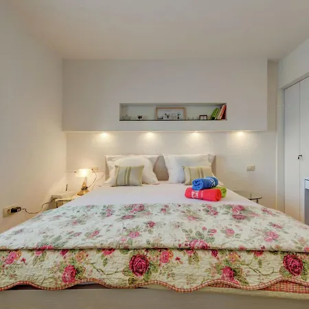 Apartment Spacious In Arbanija With Terrace Trogir