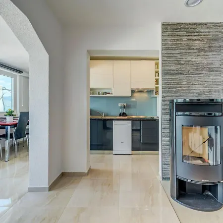 Spacious In Arbanija With Terrace Trogir