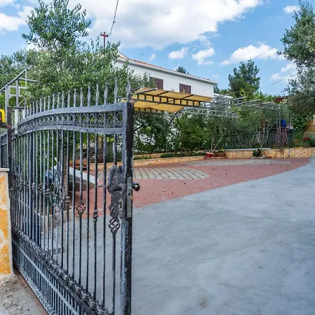 Spacious In Arbanija With Terrace *