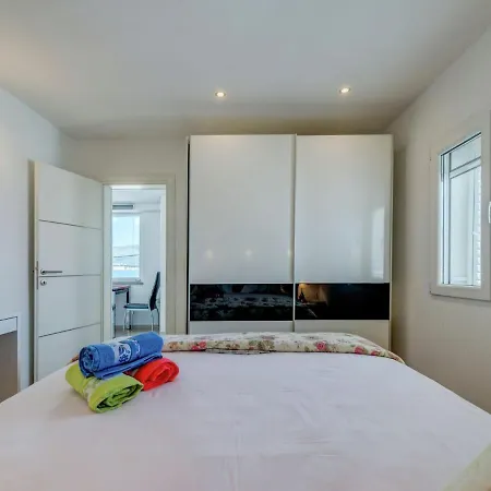 Spacious In Arbanija With Terrace Apartment Trogir