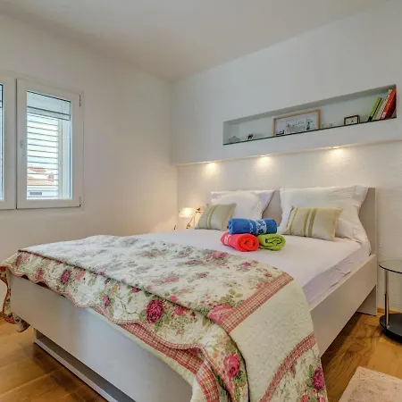 Apartamento Spacious In Arbanija With Terrace